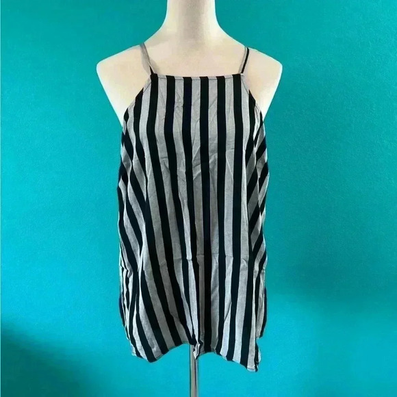 Old navy grey and black striped tank top in size medium - Picture 1 of 4